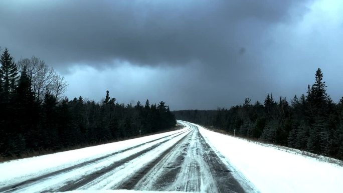 看着窗外，在冬天的雪地上开车。