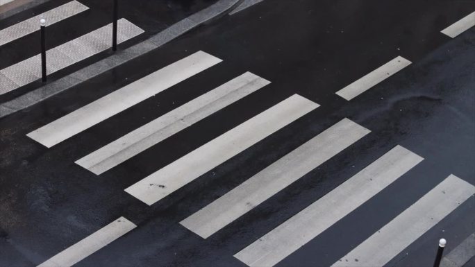 雨中的巴黎街道的高架视图。人行横道