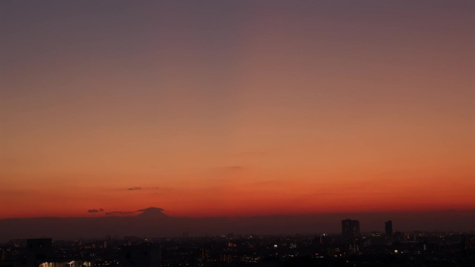 东京看到的富士山和日落城市灯光