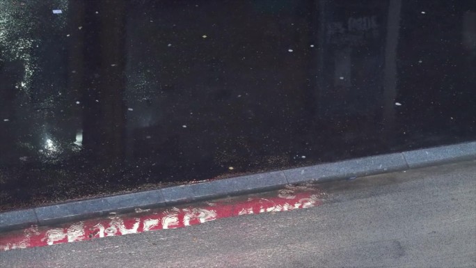 雨中的巴黎街道的高架视图。行人在人行道上行走