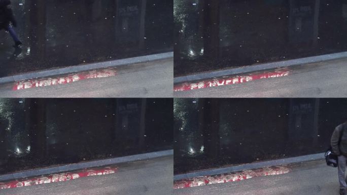 雨中的巴黎街道的高架视图。行人在人行道上行走