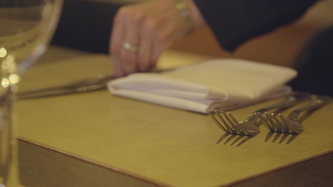 服务员调整餐具的摆放