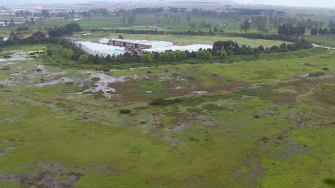 哥伦比亚波哥大的Meandro del Say湿地鸟瞰图