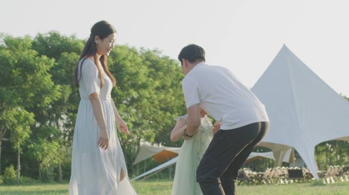 一家三口夫妻带孩子自驾游草坪露营观光车