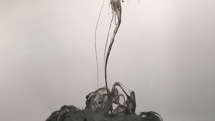 液体:颜料滴，黑色墨水水和油的慢动作