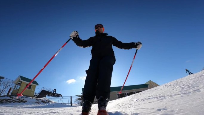一位老人喜欢和专业选手一起滑雪