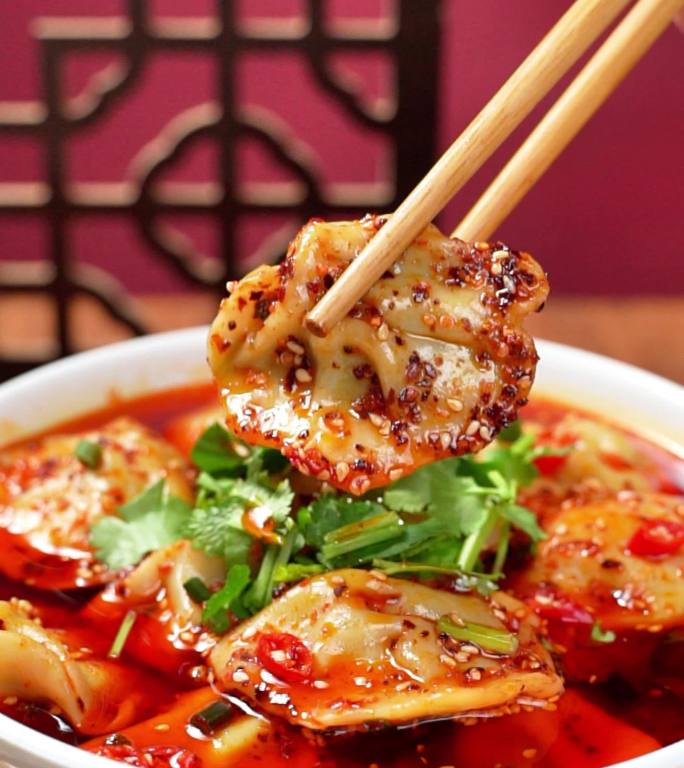 碗中夹起饺子展示