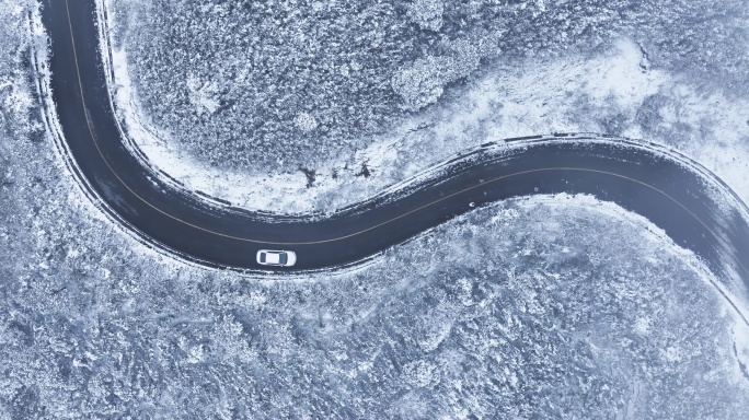 航拍雪天汽车行驶