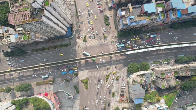 4K航拍城市交通十字路口车流地铁经过
