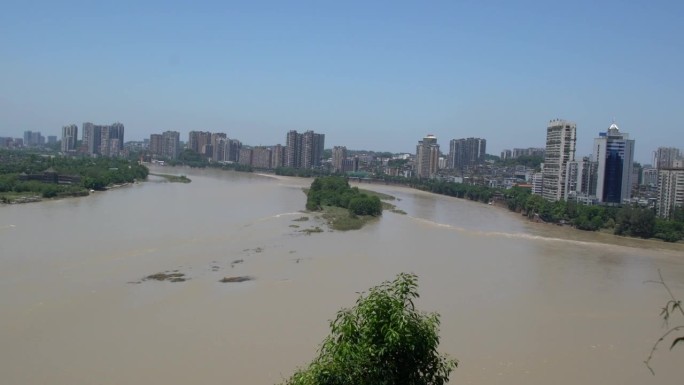 岷江和大渡河在乐山的交汇处，就在大佛雕像的前面