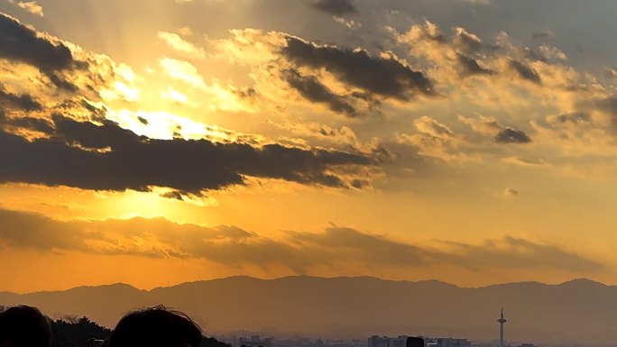 从日本京都的一座寺庙俯瞰京都的日落景色