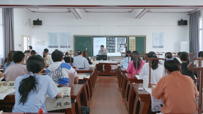 学生练习书法毛笔课堂