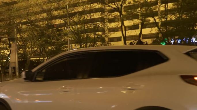 建国门外大街的夜车