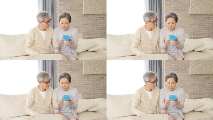 老夫妇看着存折为钱发愁