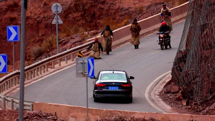 藏族 磕长头 特写 藏传佛教 国道