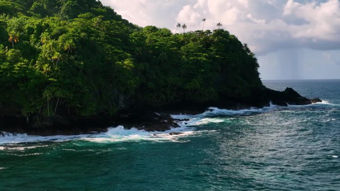 萨摩亚热带岛屿和海滩的鸟瞰图。