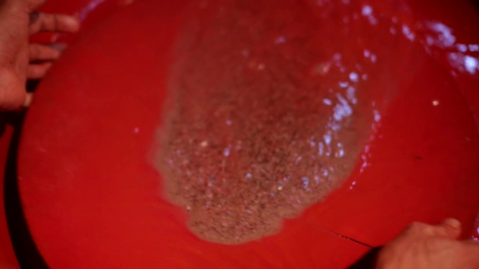 中国朱砂(红色矿石)碎片的清洗