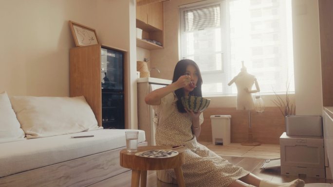 夏天吃西瓜撸猫美好