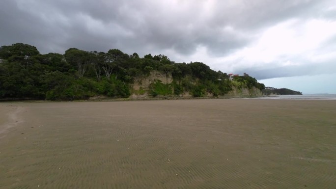 海滩上的雨中骑行