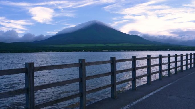 初夏的富士山越过山中湖