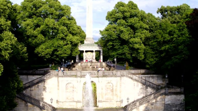 与弗里登森格尔一起从喷泉升到雕像柱