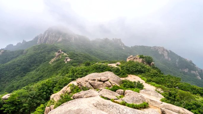 天望峰云海流景(赤旗三山第二高峰，以日出观测点而闻名)