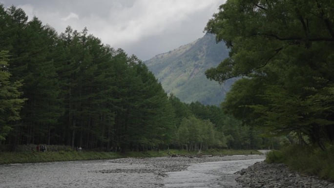 水从上高地山流下。