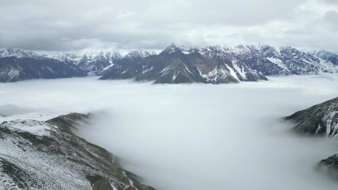 云雾缭绕的贡嘎山（Minya Konka），四川，中国，覆盖着雪。