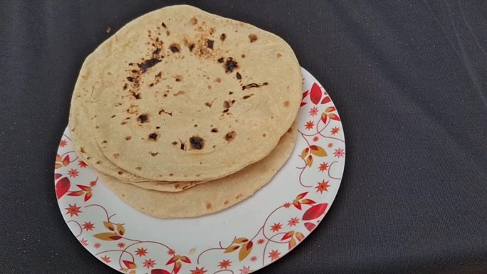 Chapati或roti是一种无酵、全麦的薄饼，柔软、薄，通常在印度食用。