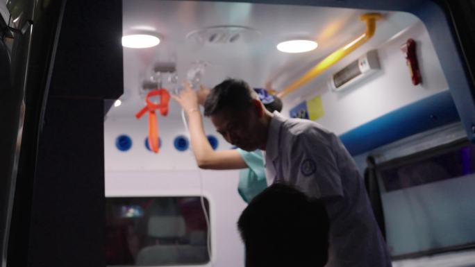 医院120急诊抢救病人
