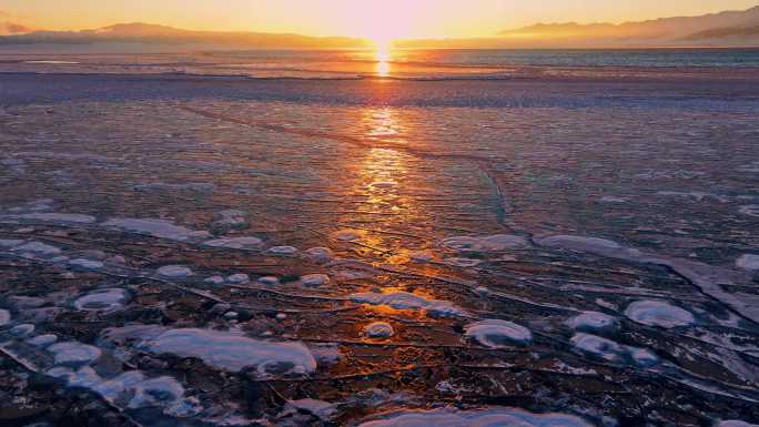 冬季新疆赛里木湖夕阳下结冰的湖面
