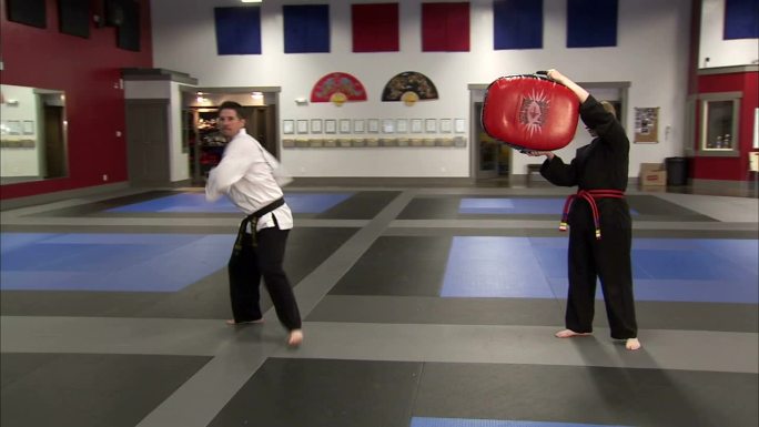 美国犹他州斯普林维尔女子武术教练踢袋