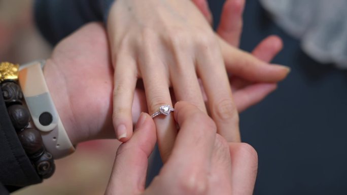 客厅求婚现场布置无名指戴戒指