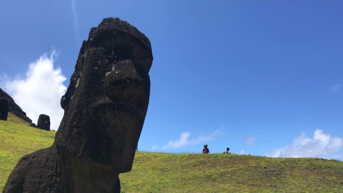 一群美丽的湖泊在复活节岛（拉帕努伊），波利尼西亚，智利，拉丁美洲的阳光明媚的夏日景观中。