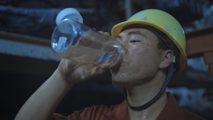 工人施工修建地铁辛苦的劳动者擦汗喝水