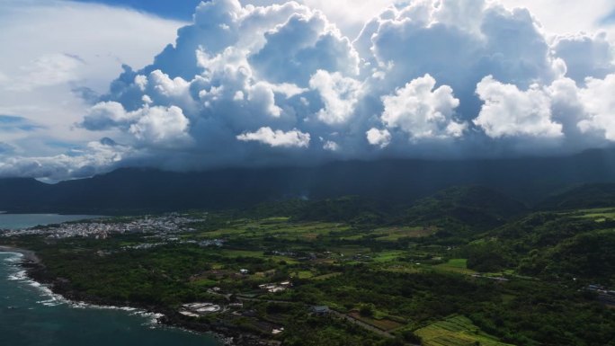 台湾台东海岸线的村庄鸟瞰图。