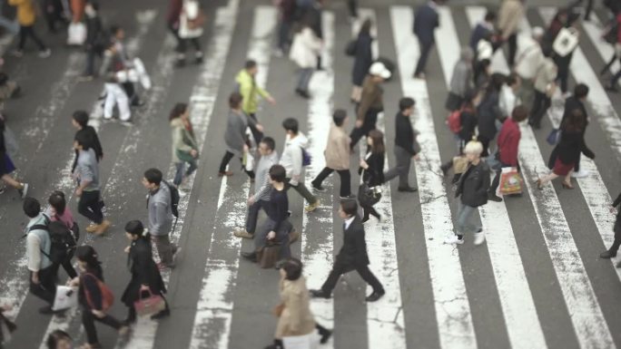 过马路的人群/日本大阪