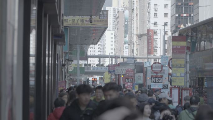 街道上的人潮涌动