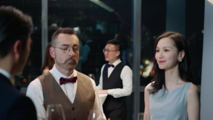 高级感公司高端酒会  商务晚宴高管举杯