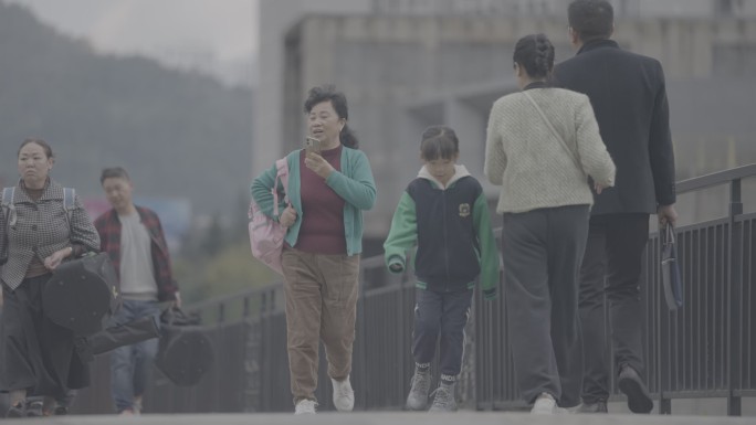 小学生上学路上 父母接送 开心上学