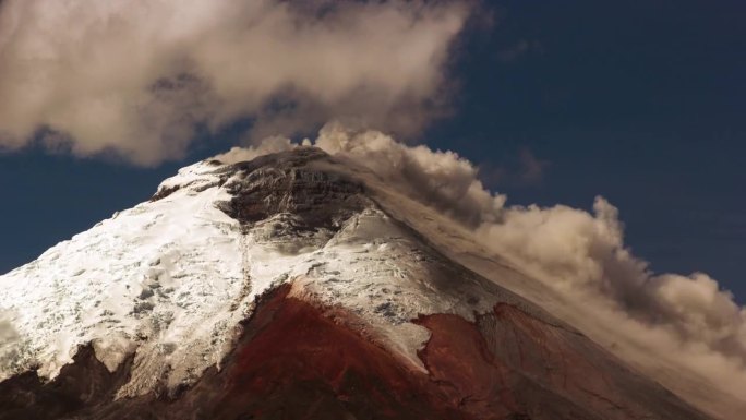 厄瓜多尔科托帕希火山于2015年9月10日喷发。可以看到冰川正在融化。