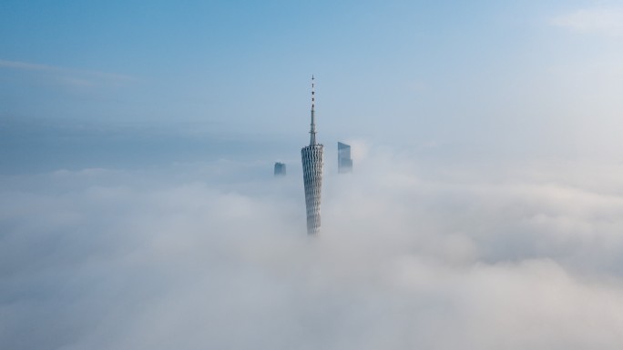 平流雾里的广州地标建筑
