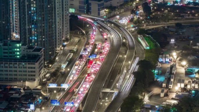 香港，- 2024年10月27日：晚高峰期间，繁忙的交通堵塞了香港市中心的主要道路。