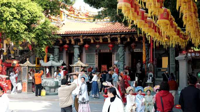 泉州蟳埔村现状浔埔妈祖庙广场簪花游客