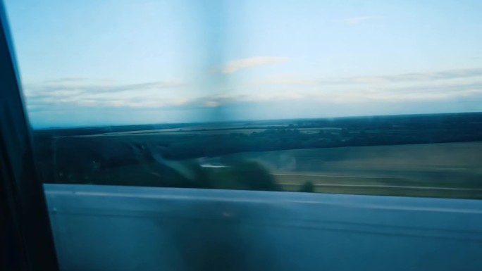 车窗外飞驰而过的风景