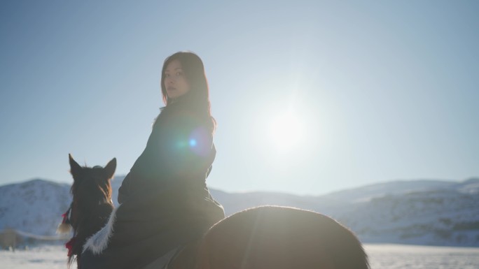 美女冬季骑马广告片 阿勒泰骑马 骑马奔跑