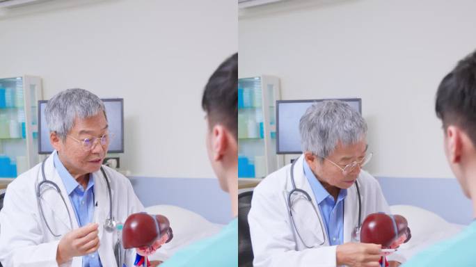 年轻患者咨询年长医生