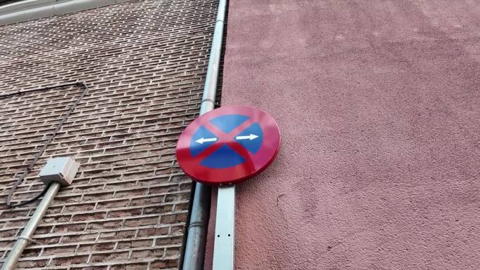 指引方向：砖墙上的指示牌