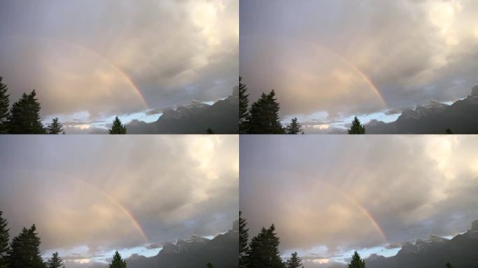 时间流逝的彩虹形成以上的山景观