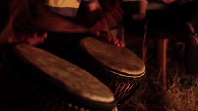 手在夜晚有节奏地打鼓